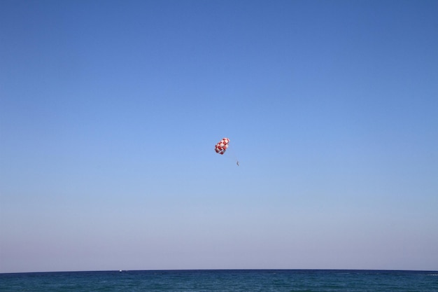 Fallschirm in der Luft über dem Meer