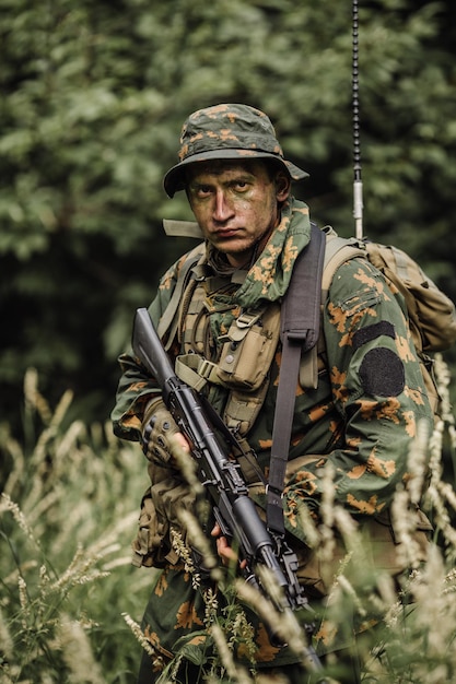 Fallschirmjäger-Infanterie im Wald