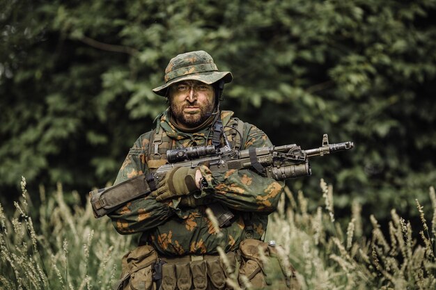 Fallschirmjäger-Infanterie im Wald