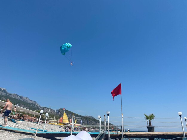 Fallschirmspringen in der Türkei Parasailing mit Boot über dem Meer in Alanya am schönen Sommertag Tropica