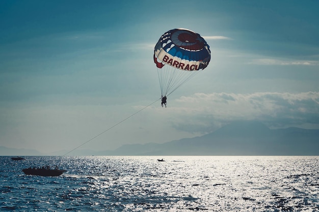 Fallschirmspringen über dem Meer ein Resort Wasseraktivitäten