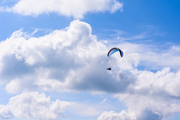 Fallschirmspringer am klaren Himmel