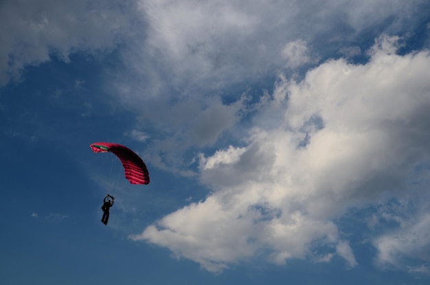 Fallschirmspringer mit Wolken