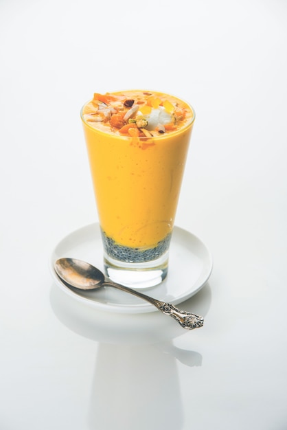 Falooda o Faluda es un postre indio popular: con sabor a fresa y mango que tiene helado, fideos, semillas de albahaca dulce y nueces, enfoque selectivo