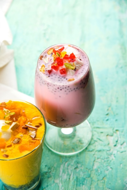 Falooda oder Faluda ist ein beliebtes indisches Dessert mit Erdbeer- und Mangogeschmack, das Eis, Nudeln, süße Basilikumsamen und Nüsse enthält, selektiver Fokus