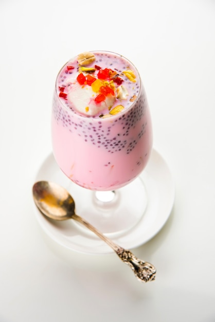 Falooda ou Faluda é uma sobremesa indiana popular - com sabor de morango e manga que tem sorvete, macarrão, sementes de manjericão doce e nozes, foco seletivo