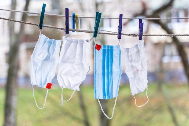 Falsche Verwendung von medizinischen Einwegmasken viele Male. Reparierte Gesichtsmasken