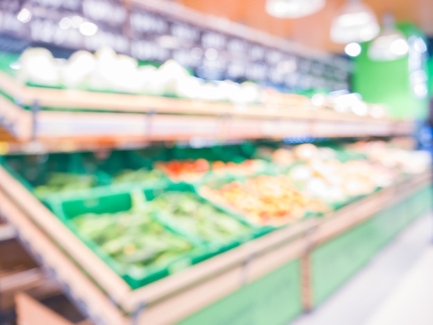 Falta de definición de frutas frescas en estante en supermercado. Shalow DOF. Por concepto saludable