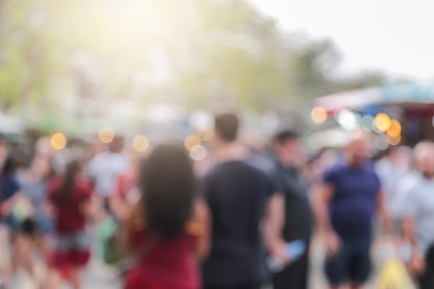 Falta de definición de la gente y del ambiente en el fondo del mercado de fin de semana