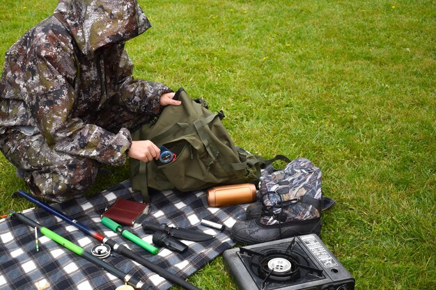 Faltbare Reiseutensilien im Wanderrucksack Abenteuerliche Waldreise