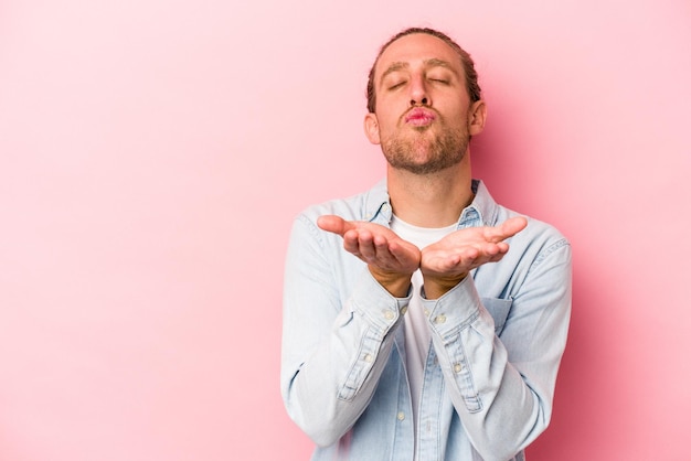 Falten Sie die Lippen und halten Sie die Handflächen, um einen Luftkuss zu senden