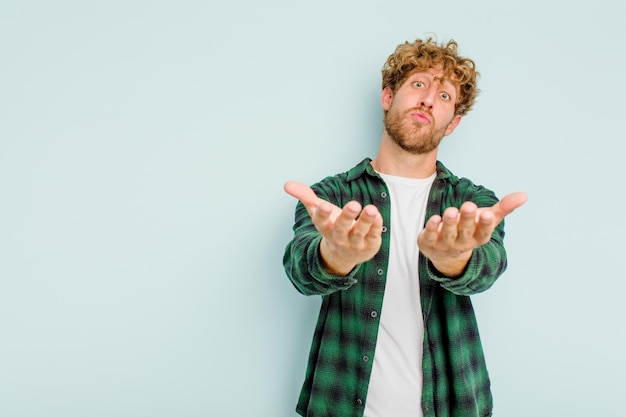 Foto falten sie die lippen und halten sie die handflächen, um einen luftkuss zu senden