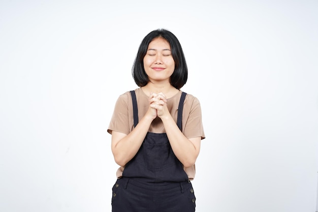 Faltende Hand geschlossenes Auge und beten der schönen asiatischen Frau lokalisiert auf weißem Hintergrund