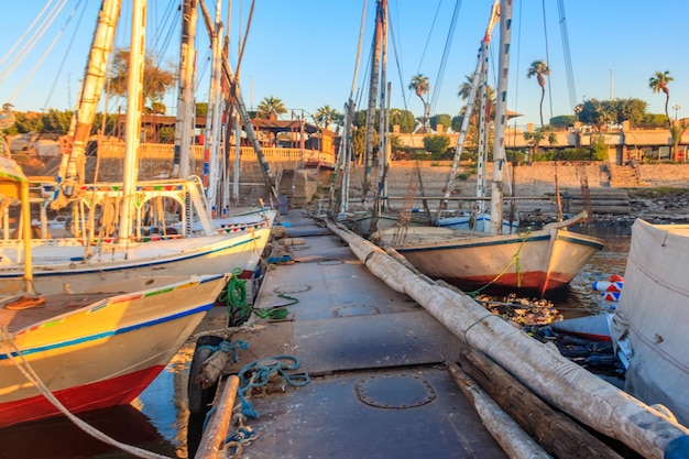 Faluca barcos amarrados en el muelle de Luxor, Egipto