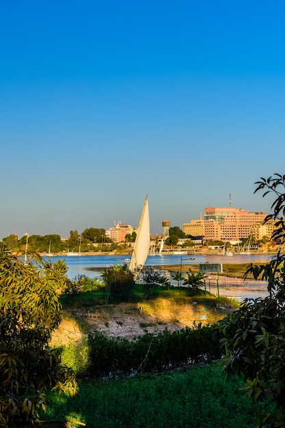 Faluca cerca de la orilla del río Nilo en Luxor Egipto