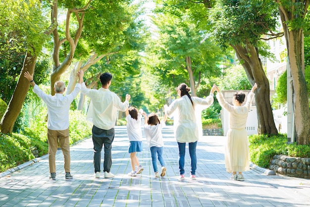 Familia de 3 generaciones tomados de la mano en greenly street