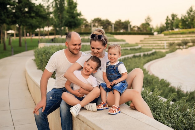 familia de 4 para pasear en un parque moderno de la ciudad