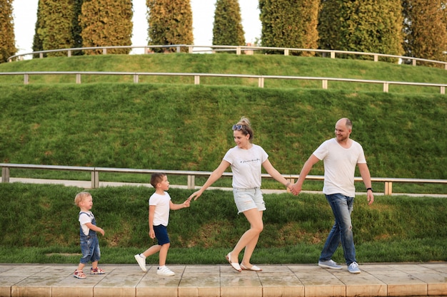 Foto una familia de 4 personas seguidas una tras otra