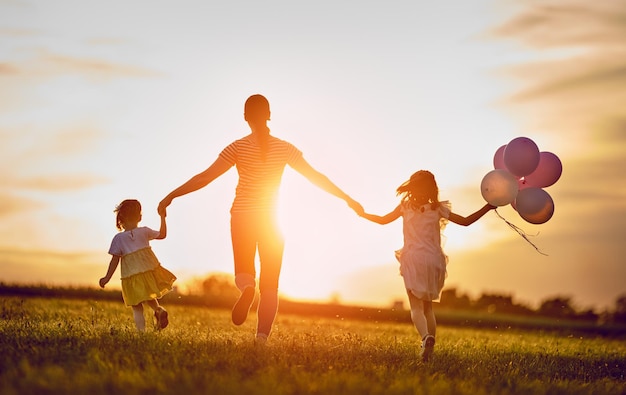 Foto família a brincar ao ar livre