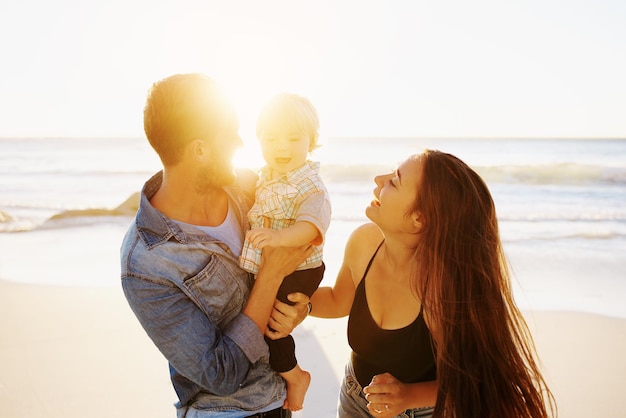 Família a divertir-se na praia