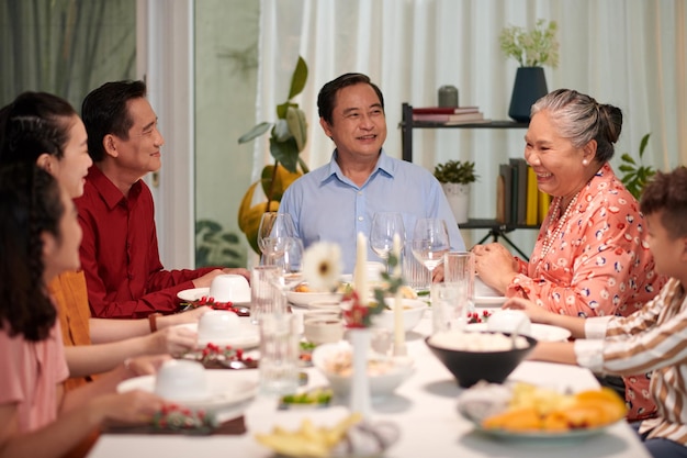 Família a falar à mesa de jantar