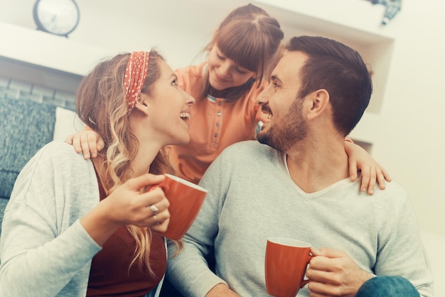 Família a passar tempo juntos em casa