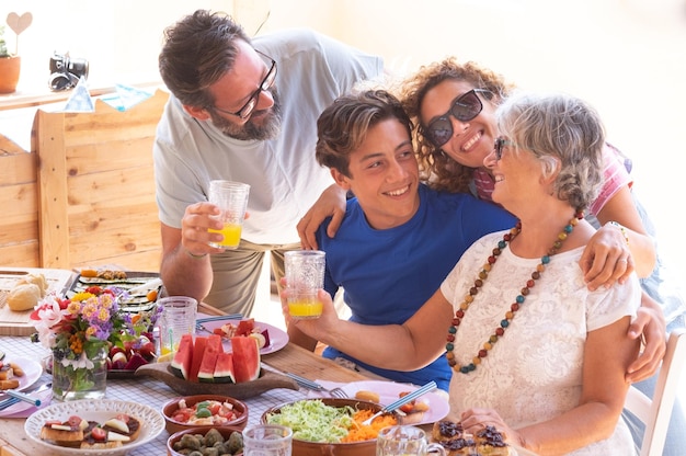 Família a tomar o pequeno-almoço na mesa.