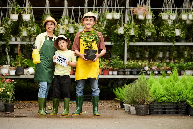 Família abrindo viveiro de flores