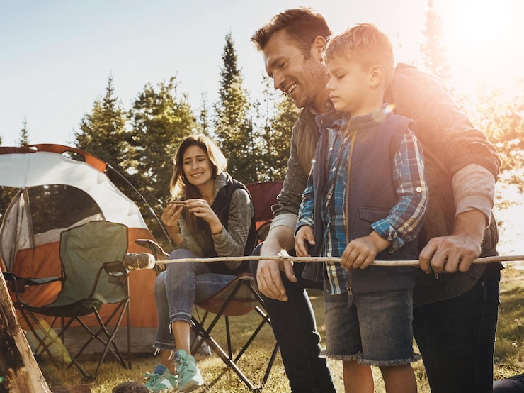 Foto família acampando e smores ao ar livre na natureza para se unir com amor felicidade e relaxar na floresta com afeto mãe pai e filho juntos para aventura no deserto paz e viagem de verão