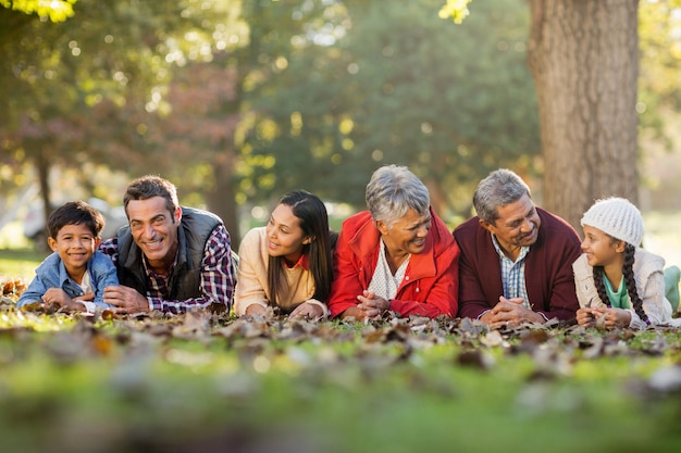 Familia acostada de frente en el parque