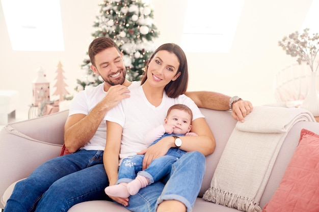 Família adorável com seus bebês relaxando no sofá em casa