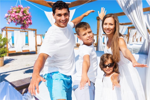 Família adorável feliz perto da piscina