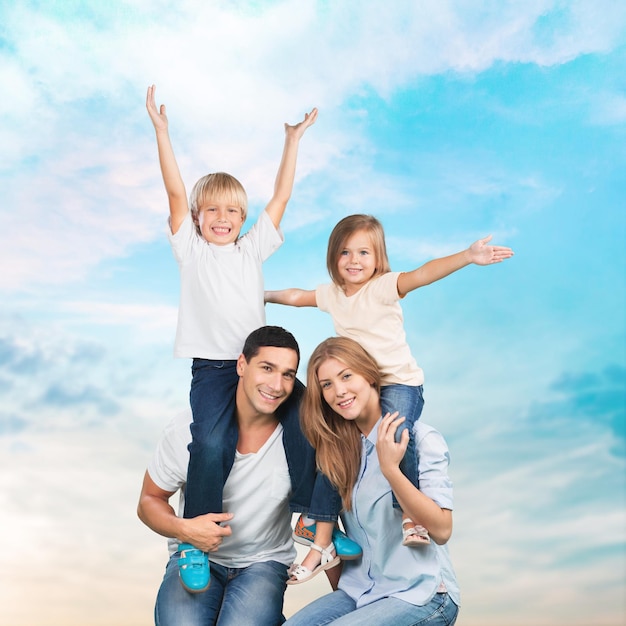 Família adorável no parque ao ar livre