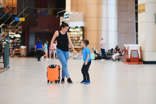 familia en el aeropuerto antes del vuelo.