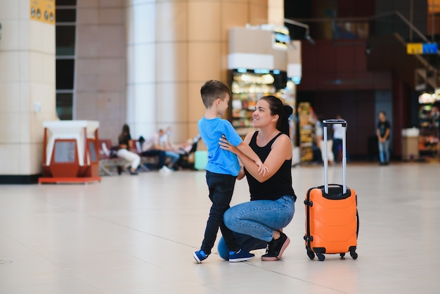 familia en el aeropuerto antes del vuelo.