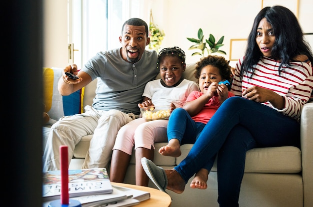 Família africana a passar tempo juntos