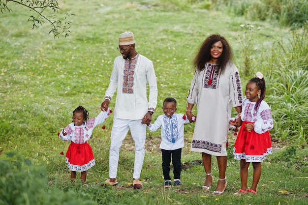 Família africana em roupas tradicionais no parque.