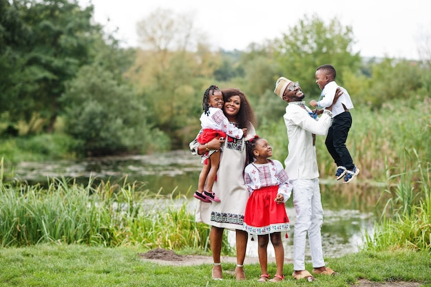 Família africana em roupas tradicionais no parque.