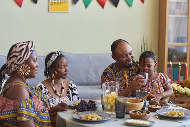 Família africana em trajes nacionais celebrando Kwanzaa