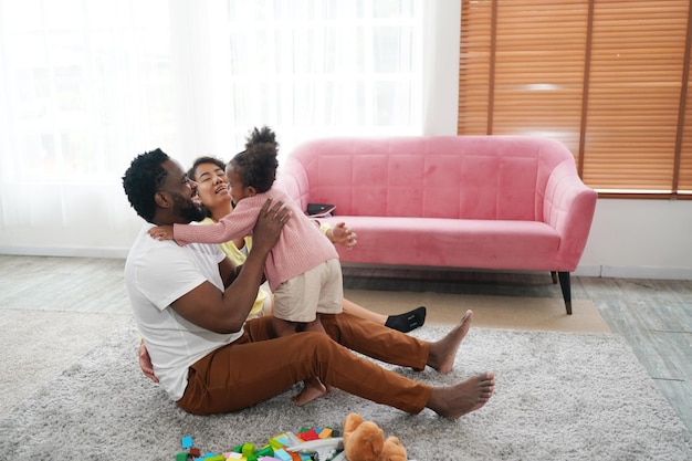 Familia africana feliz divirtiéndose en casa Amor familiar Padres y niños pequeños en el interior