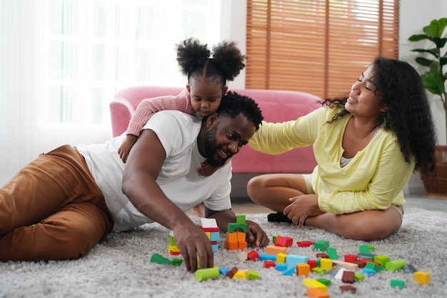 Família africana feliz se divertindo em casa Amor familiar Pais e criança no interior