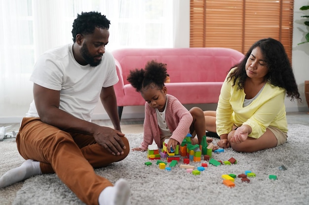 Família africana feliz se divertindo em casa Amor familiar Pais e criança no interior