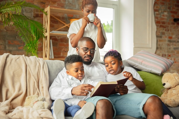 Familia africana joven durante la cuarentena en casa.