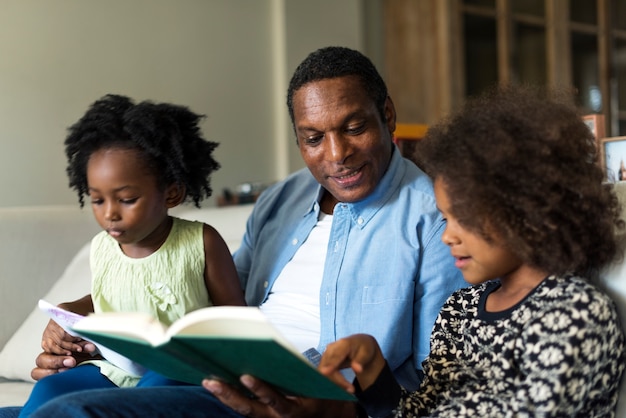 Familia africana leyendo un libro