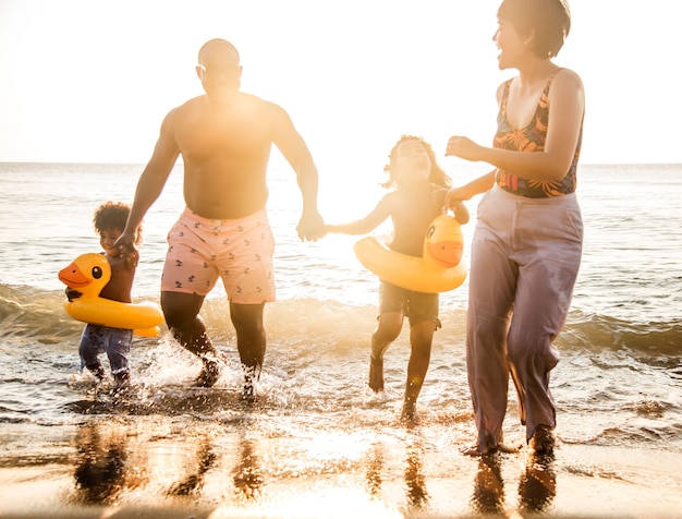 Família africana que aprecia a praia