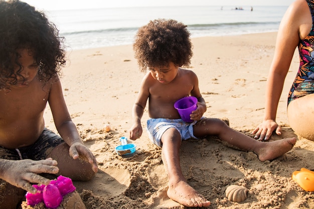 Família africana que aprecia a praia