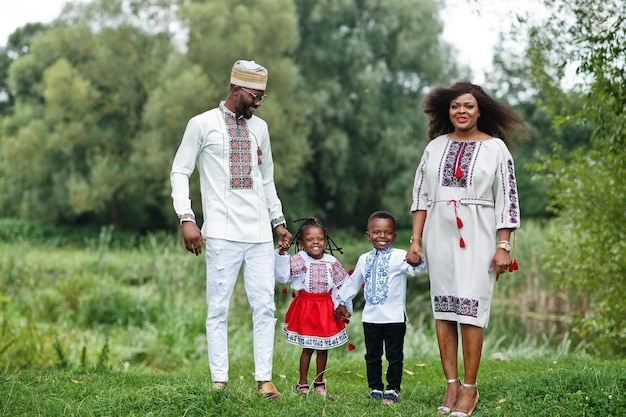 Familia africana con ropa tradicional en el parque.