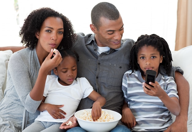 Família afro-americana assistindo um filme em casa