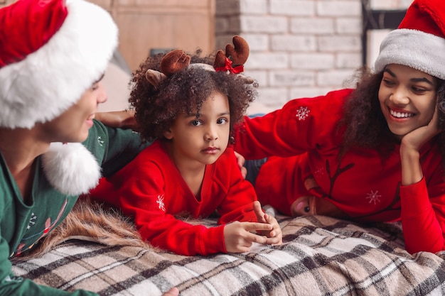 Família afro-americana feliz em casa na véspera de natal