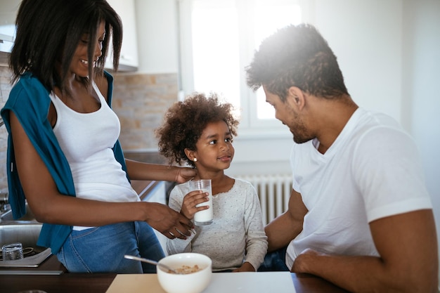 Família afro-americana unindo-se no café da manhã em casa